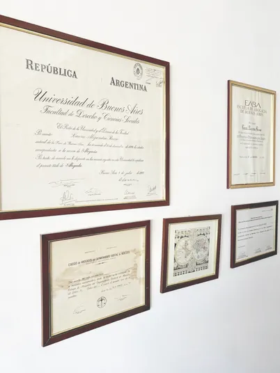 Diplomas y títulos profesionales enmarcados